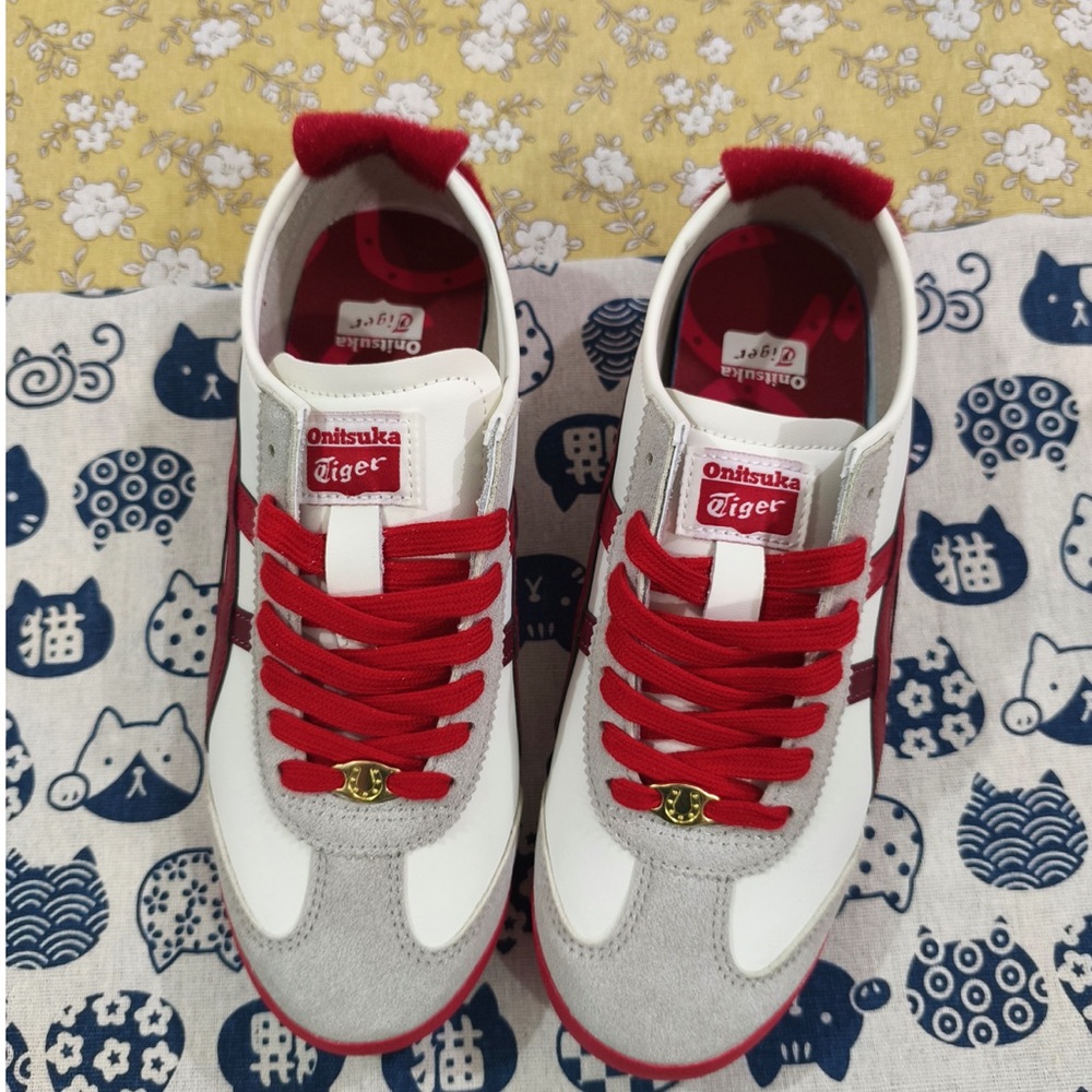 Onitsuka Tiger White Sneakers with Red Accents - Picture 2 of 8